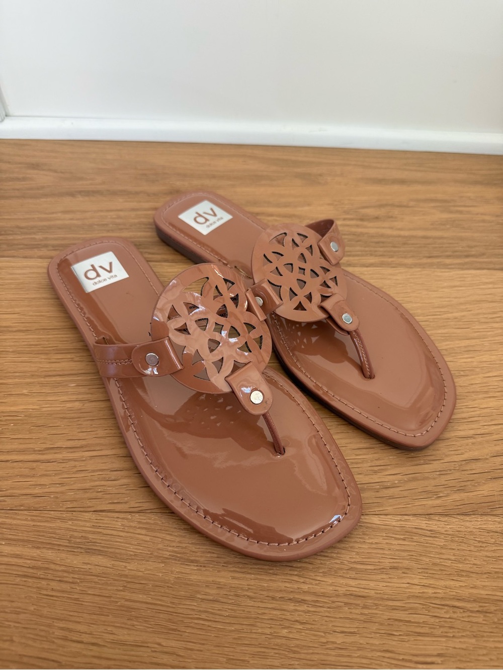 DV by Dolce Vita Womens Tan Faux Patent Jalisca Thong Sandals Sz. 10 NWOT
